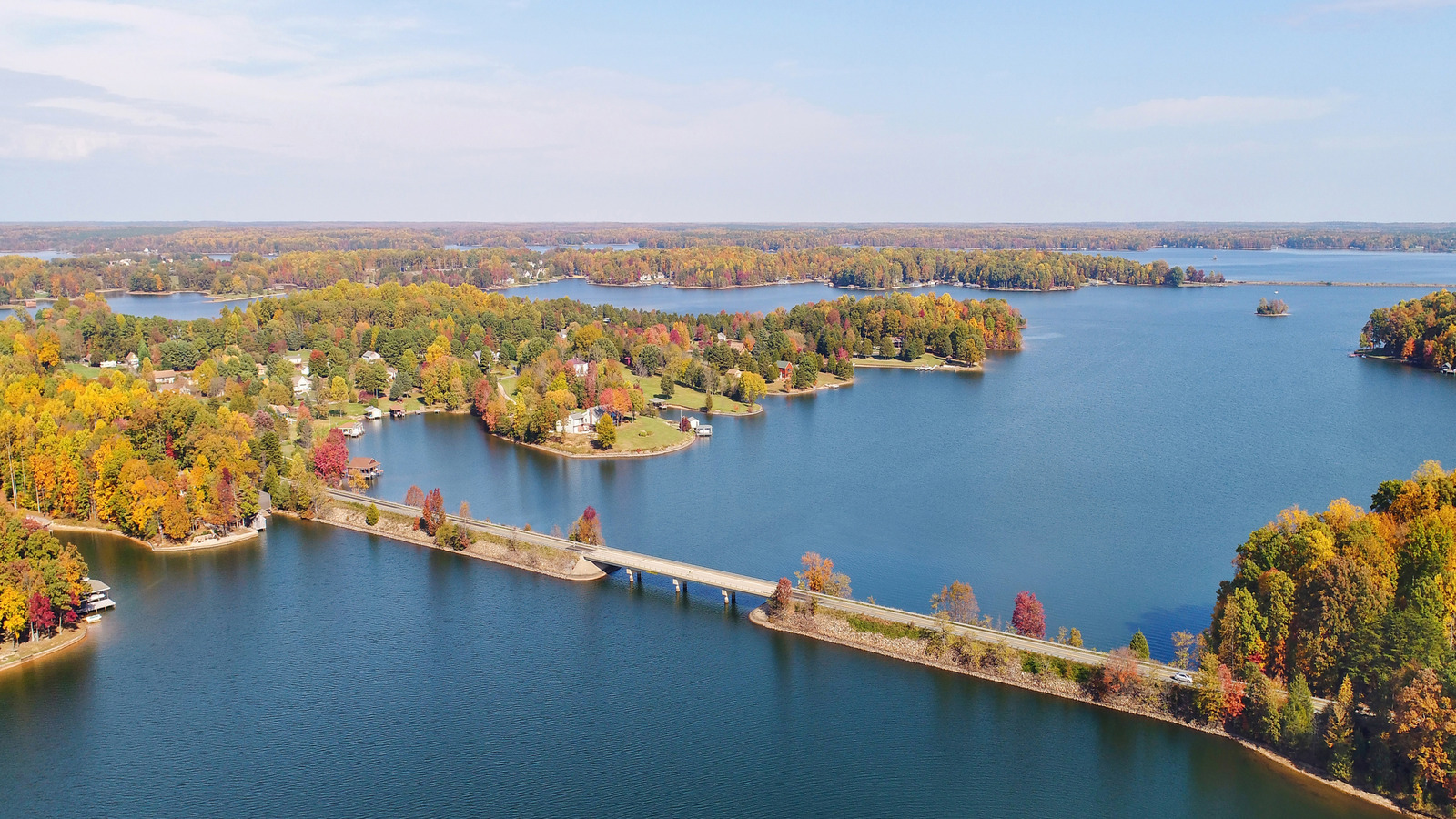 Situated Between Richmond And Washington D.C. Is Virginia's Gorgeous Lake With Cozy Cabins And Trails