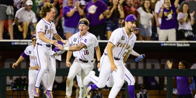 LSU Tigers eliminate Arkansas, advance to CWS finals against Coastal Carolina